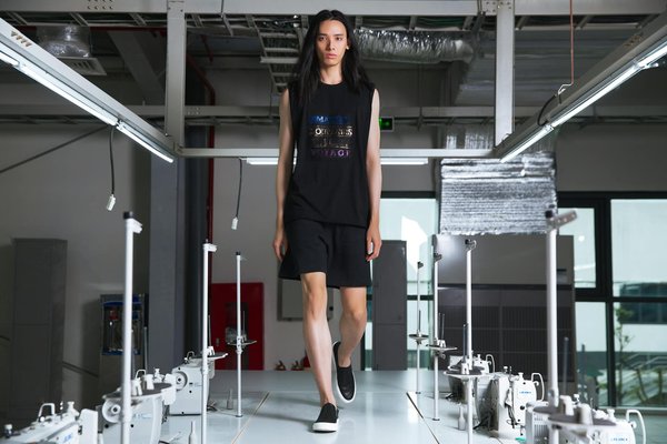 Mode minimaliste vs mode fast-fashion : Un choc des cultures